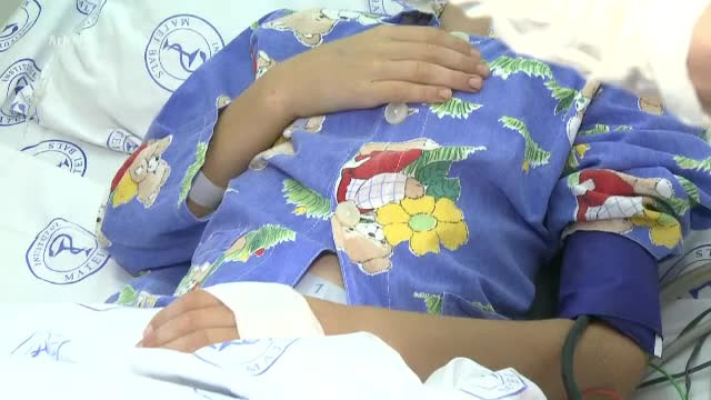 Trei copile din Vaslui, în comă alcoolică după ce au mâncat vişine din ţuică pentru a nu muri de foame