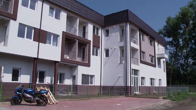 Convinși să se mute într-un bloc nou, pentru că apartamentele erau ieftine. Acum gătesc la reșou și iau apă din puț