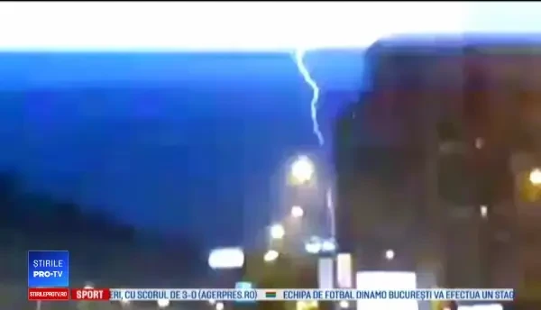 Vijelii puternice în mai multe județe. În Mehedinți, un bărbat a murit lovit de trăsnet