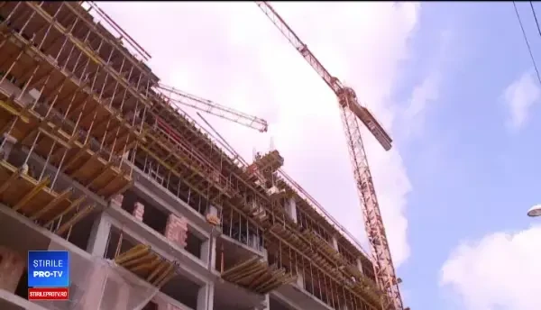 Un şofer din Cluj s-a trezit pe capotă cu bucăţi uriaşe de cărămizi, în timpul mersului