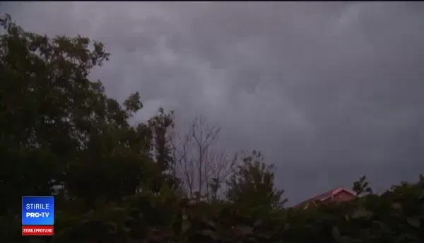 Vijelii puternice în mai multe județe. În Mehedinți, un bărbat a murit lovit de trăsnet