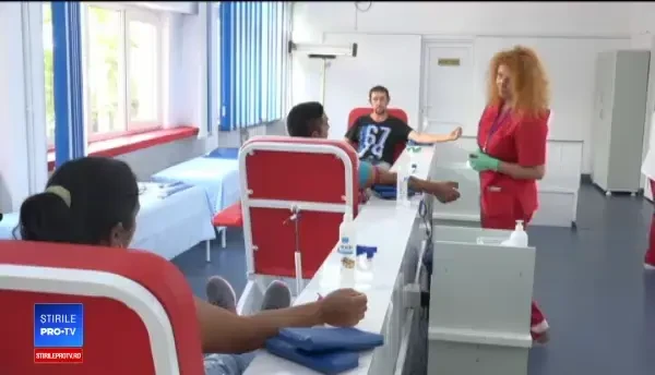 Ziua mondială a donatorilor de sânge, sărbătorita de zeci de oameni la centrele de transfuzie din ţară
