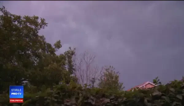 Furtunile au făcut prăpăd în ţară. Un bărbat a murit în Mehedinţi după ce a fost lovit de trăsnet