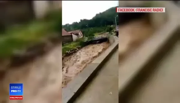 Vijelii puternice în mai multe județe. În Mehedinți, un bărbat a murit lovit de trăsnet