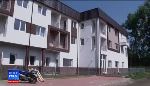 Convinși să se mute într-un bloc nou, pentru că apartamentele erau ieftine. Acum gătesc la reșou și iau apă din puț