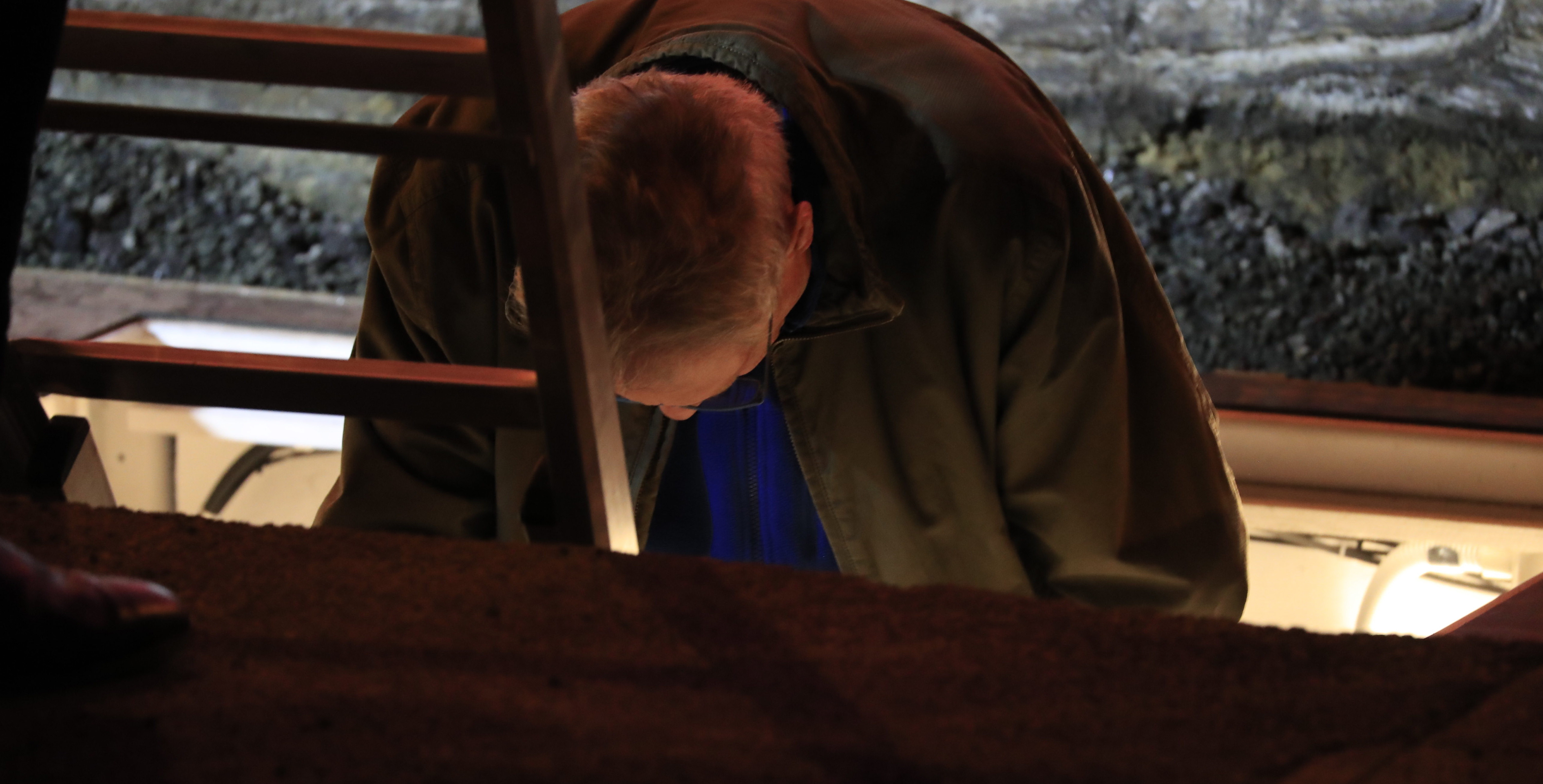 Un artist australian s-a îngropat într-o şosea aglomerată. Va sta 72 de ore sub pământ