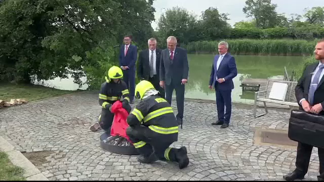 Președintele Cehiei a ars în fața presei o pereche de chiloți
