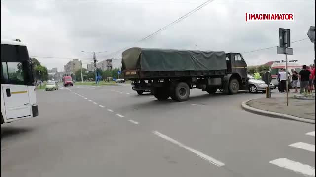 Un şofer a intrat într-un convoi al armatei, în Craiova