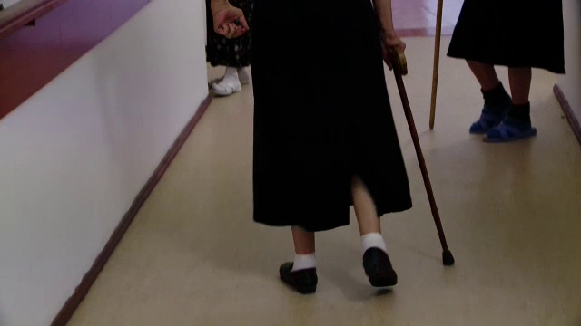 Guvernul ”caută soluții” să distribuie gratuit măşti de protecție anumitor persoane