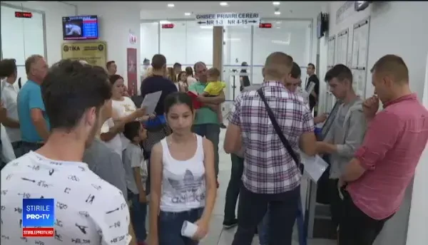 Cozile la paşapoarte, mai mici ca anii trecuţi.