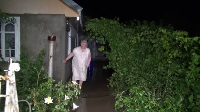 O ploaie de câteva zeci de minute a făcut prăpăd în Galaţi: “Ne-a distrus”