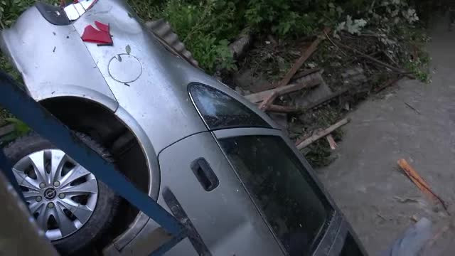 Inundaţii catastrofale în Alba şi Mureş. Un pompier era să fie luat de viitură