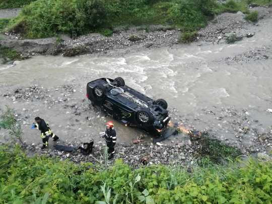 O maşină cu 3 adulţi şi un copil a căzut în râu de pe pod, la Timişul de Sus