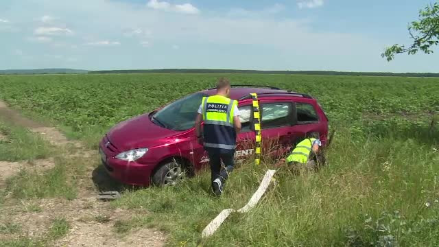Accident grav în Dâmboviţa. Un copil a ajuns la spital, după ce maşina a zburat de pe şosea