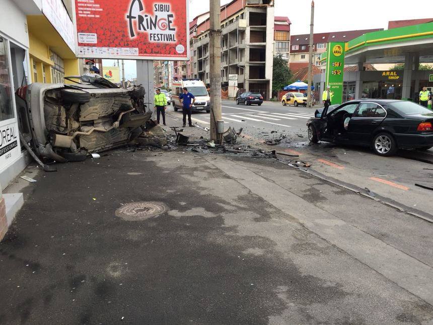 Accident grav în Sibiu, după ce o maşină cu volan pe dreapta a intrat pe contrasens