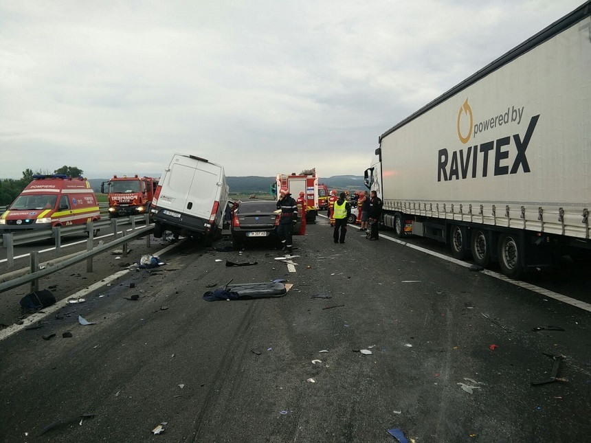 Accident cu 4 morţi şi 3 răniţi, pe A1, lângă Simeria. O maşină a ajuns pe contrasens