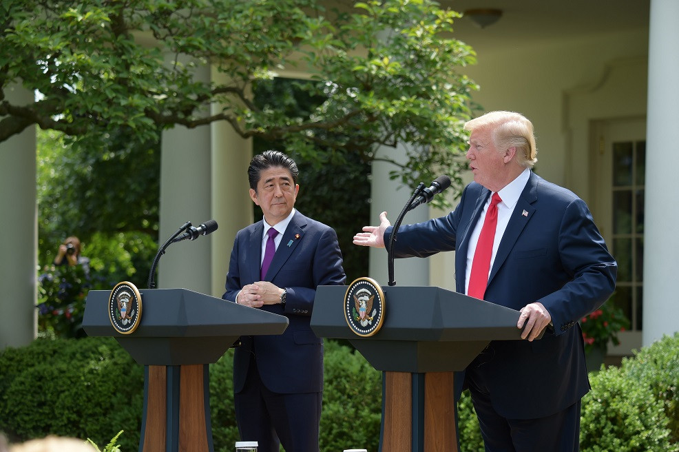 Trump l-a ameninţat pe premierul Japoniei. "O să zbori foarte curând"