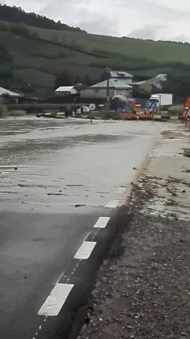 DN 2F, închis circulației. O porțiune de drum s-a surpat din cauza precipitațiilor