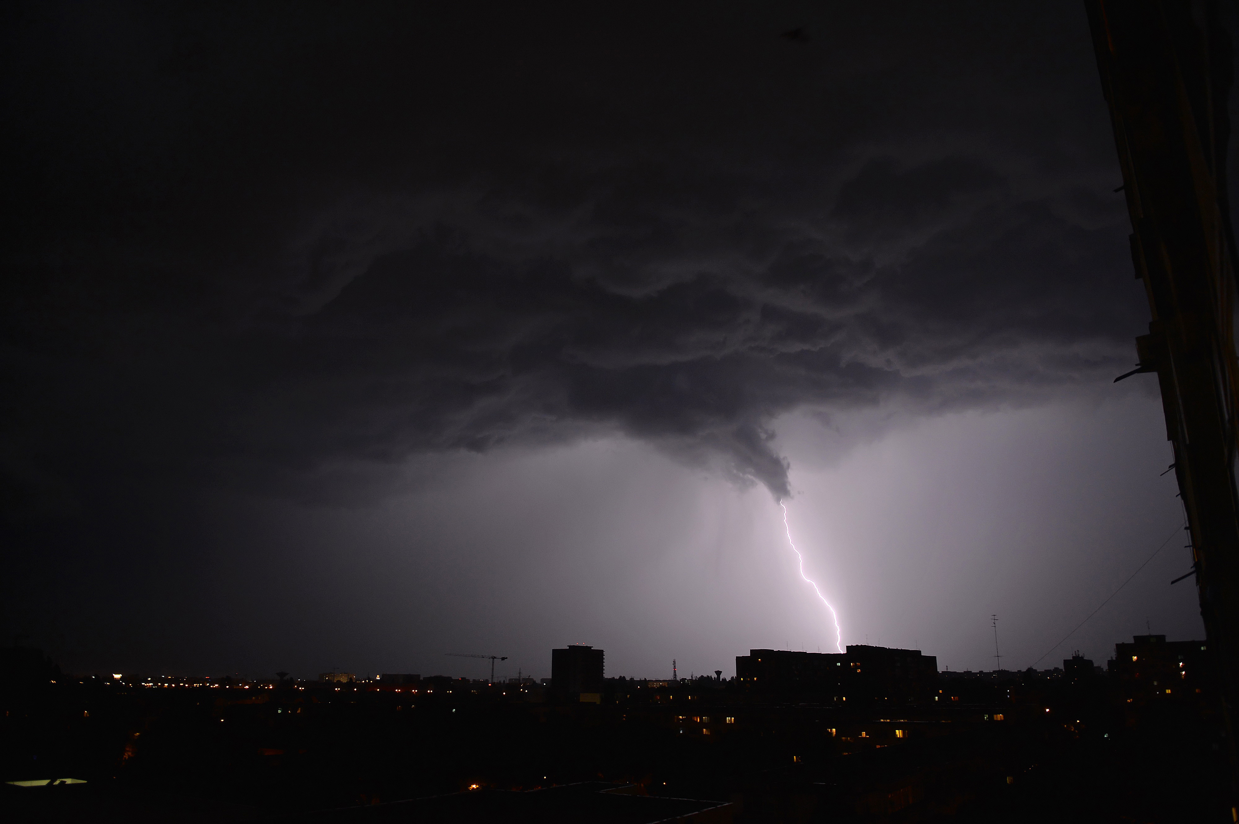 Capitala, sub Cod galben de ploi şi vânt timp de o oră