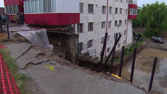 O bucată de teren din fața unui bloc a luat-o la vale. Incidentul a fost filmat