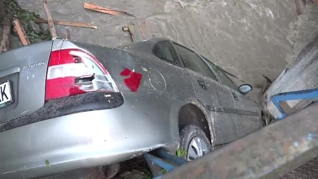 Dezastru în Galați după codul roșu de ploi. Localnicii sunt supărați pe Dumnezeu. ”Uite ce ne dă!”