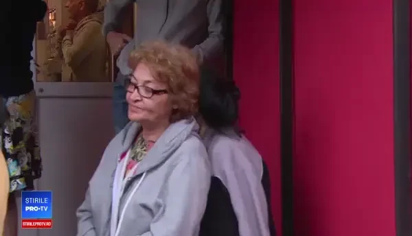 Crater uriaș, în fața unui bloc din Craiova. În zonă urmează să se construiască ale locuințe