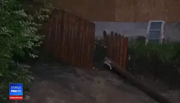 Inundaţii catastrofale în Alba şi Mureş. Un pompier era să fie luat de viitură