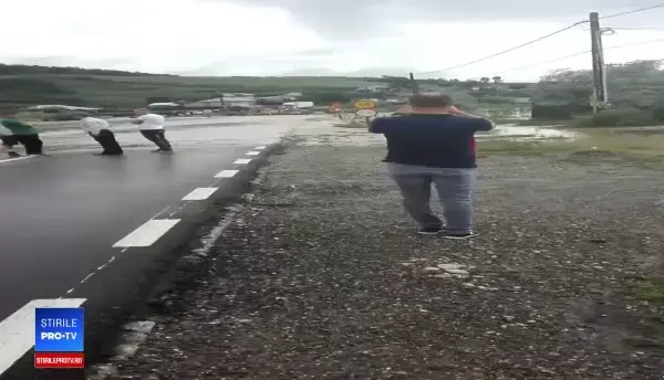 DN 2F, închis circulației. O porțiune de drum s-a surpat din cauza precipitațiilor