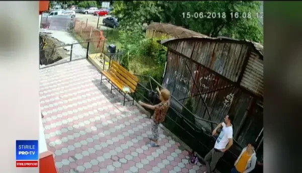 O bucată de teren din fața unui bloc a luat-o la vale. Incidentul a fost filmat