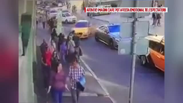 O femeie, în stare gravă după incidentul cu taximetristul care a intrat în mulțime