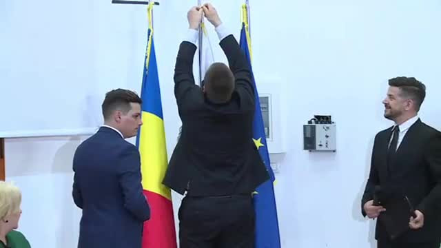 Steagul Estoniei, pus invers la &icirc;nt&acirc;lnirea cu Dăncilă. Premierul lor l-a pus corect