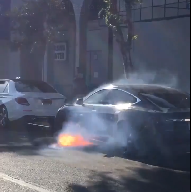 Momentul în care Tesla unui regizor izbucnește în flăcări, în Los Angeles. VIDEO