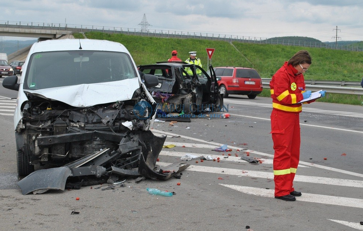 Accident grav pe DN2. Cinci persoane au fost rănite, iar una este în stare critică