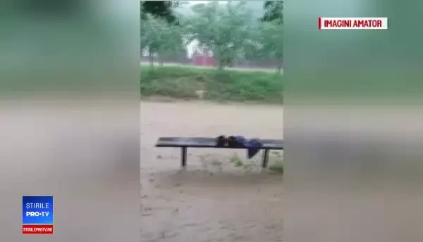 Fenomene meteo extreme în toată ţara. O comună a ajuns sub ape din cauza unui drum prost făcut