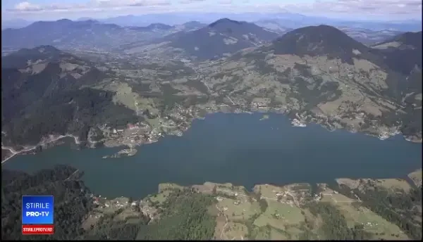 Piloții care promovează România de la înălțime