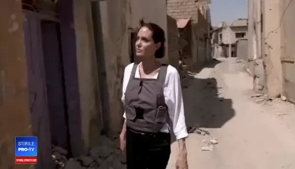 Angelina Jolie face apel pentru rconstruirea orașului Moşul, distrus de jihadiști