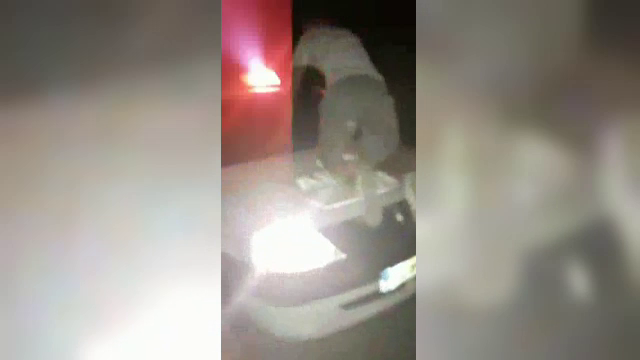 Ce a urmat după ce un bârlădean băut a sărit pe mașina poliției. ”Nu îl bate nimeni, doamnă”