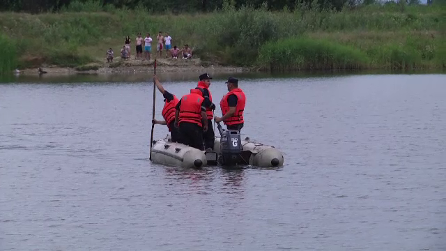 Un dâmboviţean este căutat de pompieri, după ce a intrat în râul Argeş să înoate