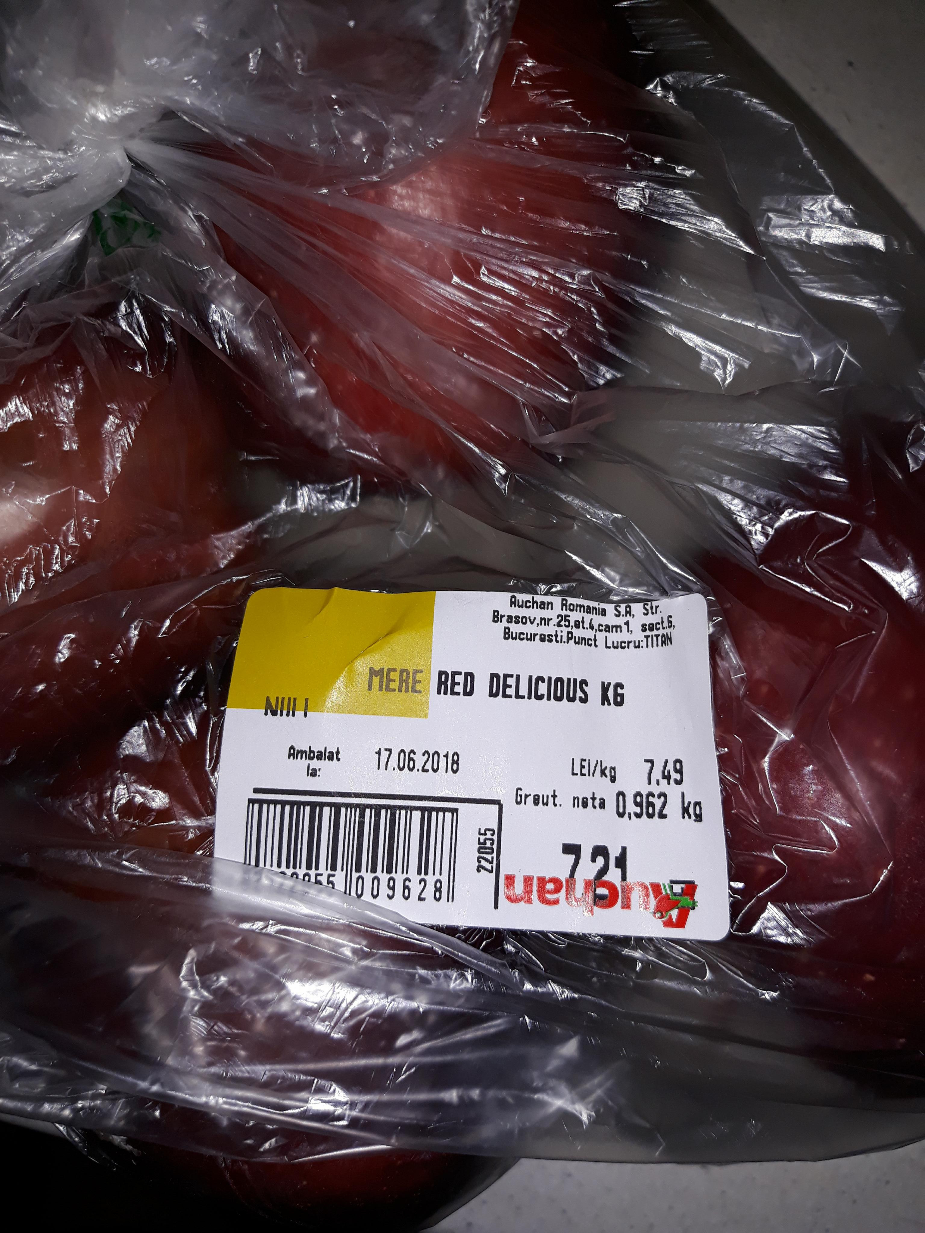 Clientul unui hypermarket a descoperit că merele cumpărate sunt acoperite cu ceară. VIDEO