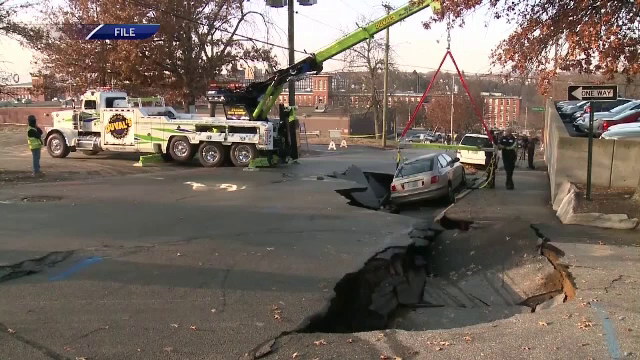 Mașini dispărute în gropi, după ce s-a surpat asfaltul din cauza unei conducte în SUA
