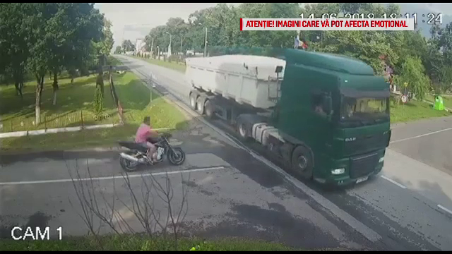 Un motociclist s-a izbit violent de un TIR, în Timiş. Accidentul a fost filmat