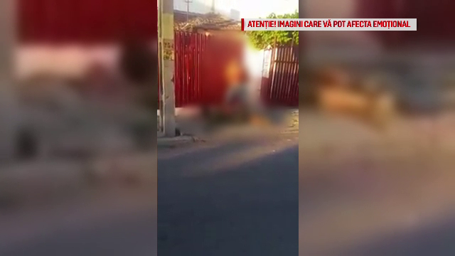 Bărbat lovit cu o bară metalică, în prezenţa mai multor persoane. Cine este agresorul