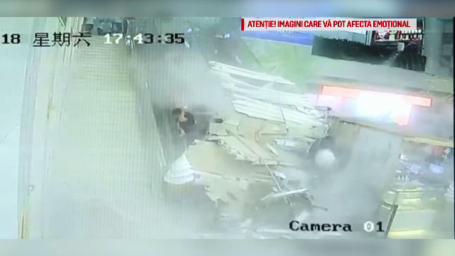 Un tavan s-a prăbușit pe 9 turiști, în China, când foloseau scările rulante