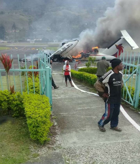 Țara care a decretat starea de urgență, după o serie de proteste. Oamenii au incendiat un avion