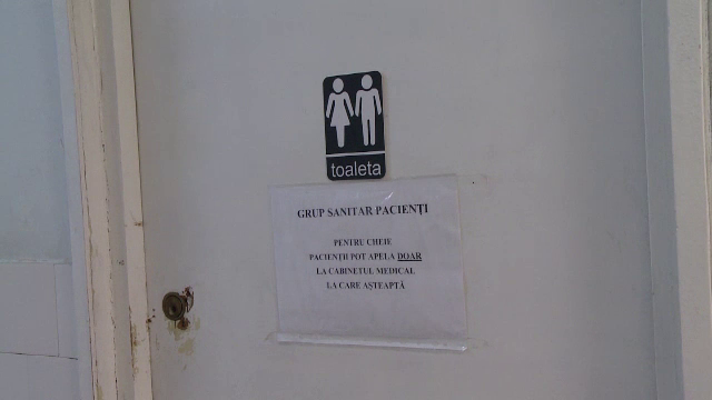 La o policlinică din Brașov toaletele sunt încuiate. Paznicul susține că pacienții ar fi de vină