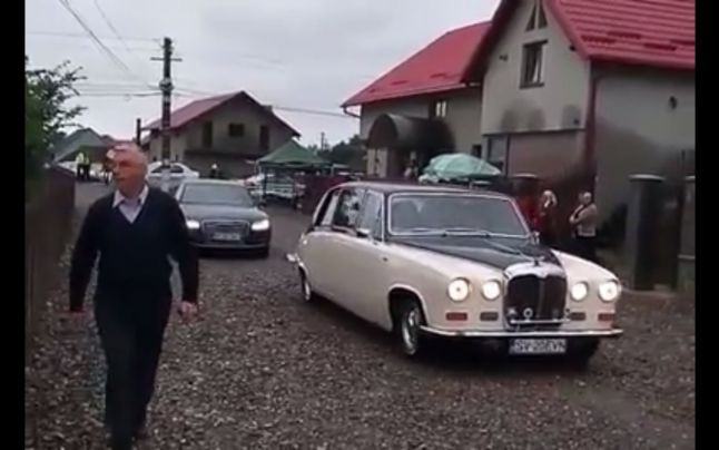 Viral pe Facebook. VIDEO cu înalți preoți care vin la slujbă cu mașini de lux