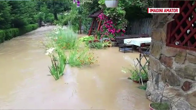 Blocați în case de apa de un metru: „Primarul să facă diguri, nu ziua comunei”