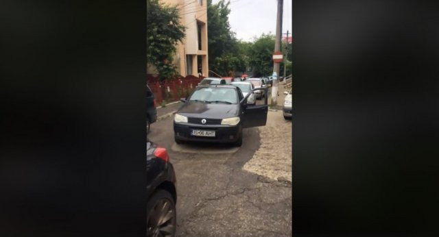 75 de mașini blocate de o mașină parcată neregulamentar, lângă un spital din Iași. VIDEO