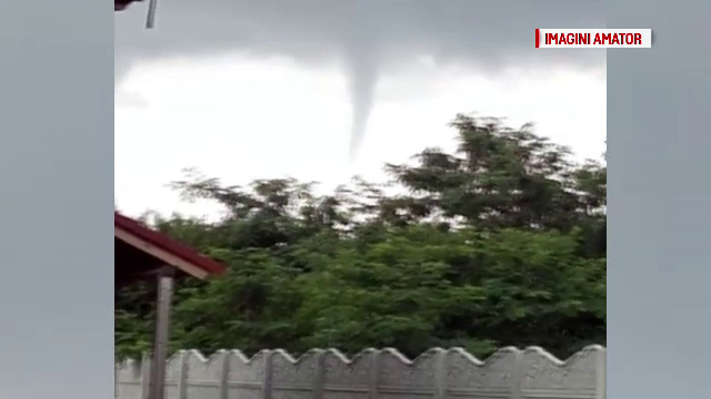 Norii au luat forma unui fuior de tornadă, în vestul țării. Pagube mari făcute de furtuni