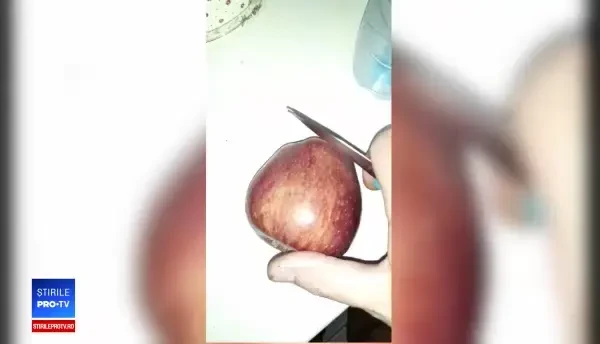 Clientul unui hypermarket a descoperit că merele cumpărate sunt acoperite cu ceară